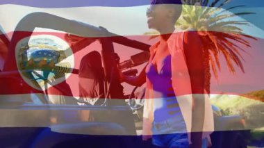 Kosta Rika bayrağının güneşli havalarda dışarıda etkileşime geçen insanları kapladığı bir animasyon. Doğa, etkileşim, tropikal, çeşitlilik, birlik, kültür