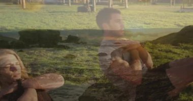 Huzurlu doğal manzarayı kaplayan, dışarıda animasyon tarzında rahatlayan iki insan. Doğa, sükunet, rahatlama, rahatlık, manzara.