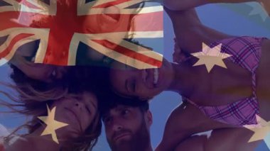 Güneşli açık hava ortamında Avustralya bayrağı animasyonuyla gülümseyen arkadaşlar. Dostluk, kutlama, bayraklar, yaz, mutluluk