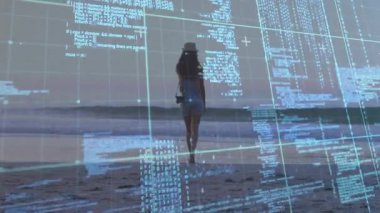 Gün batımında sahilde yürüyen kadının dijital kod animasyonu. Teknoloji, kodlama, fütürist, deniz kenarı, yenilik, doğa
