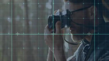 Ormandaki kamerayı kullanarak, dijital şebeke ile animasyonu yakalayan kişi. Fotoğraf, doğa, teknoloji, yaratıcılık, açık hava, fotoğrafçılık teknikleri