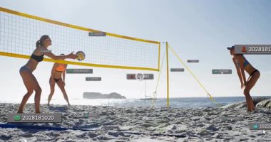 Plaj voleybolu oynamak, ekipman üzerindeki dijital veri etiketlerinin animasyonuyla atletler. Spor, egzersiz, teknoloji, yapay zeka, analitik, rekabet