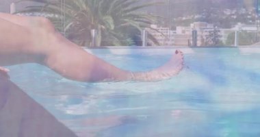 Çatı havuzunda dinlenen, şehir manzaralı ve palmiye ağacı manzaralı biri. Kentsel, rahatlatıcı, lüks, ufuk çizgisi, boş zaman, tropik