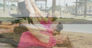 Pembe tişörtlü kadınlar plaj sahnesi animasyonunda egzersiz yapıyorlar. fitness, sağlıklı yaşam tarzı, egzersiz, aktif, spor, refah