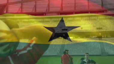 Stadyumdaki rugby oyuncuları yoğun maç sırasında Gana bayrağı animasyonuyla karşılaşıyorlar. Spor, rekabet, takım çalışması, sporcular, milliyetçilik, birlik