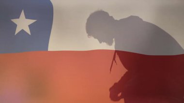 Düşünceli bir sahne yaratmak, arka planda Şili bayrağı olan birinin silueti. Vatanseverlik, milliyetçilik, kültür, kimlik, gurur, miras
