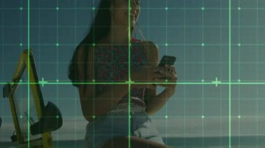 Dijital şebeke kaplamalı akıllı telefon kullanan kadın dışarıda animasyon keşfediyor. Teknoloji, artırılmış gerçeklik, keşif, macera, yenilik, sanal