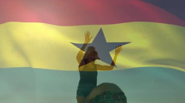 Gana bayrağı üzerinde dans eden siluet, canlı renkler canlandırma etkisi yaratıyor. Dans et, Ganalı, hareket, kutlama