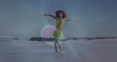 Sahilde neşeyle dans eden, renkli animasyon efektleri olan sarı elbiseli kadın. dans, yaz, canlı, boş zaman, rahatlama, tropikal