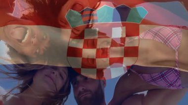 Sahilde Hırvat bayrağıyla gülümseyen arkadaşlar, yaz animasyonunun tadını çıkarıyorlar. Seyahat, turizm, arkadaşlık, tatil, tatil, kıyı şeridi