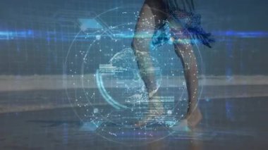 Kumsalda yürüyen kişinin gelecekteki dijital arayüz animasyonu. Teknoloji, yenilik, doğa