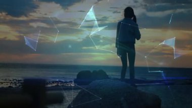 Dijital dünya haritası animasyonuna kollarını açmış bir insan silueti. Teknoloji, bağlantı, yenilik, ağ, küreselleşme, sanal