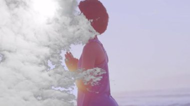 Animasyonu ışık arka planında soyut mor şekillerle harmanlamak, doku oluşturur. dijital, tasarım, çağdaş, geometrik, yaratıcı, sanatsal