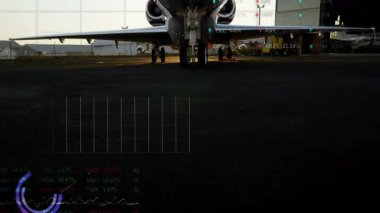 Asfalt üzerinde, finansal verilerin ve borsa grafiklerinin animasyonuyla dolu bir uçak. Havacılık, finans, yatırım, ekonomi, teknoloji, analiz