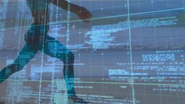 Sahilde, sporcu dijital veri ve grafiklerin animasyonuyla esniyor. Fitness, egzersiz, teknoloji, analitik, yenilik, egzersiz