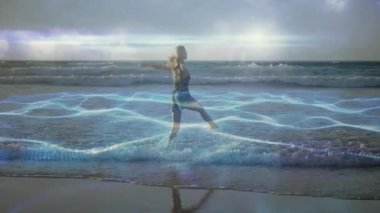 Okyanus dalgalarında parlayan mavi enerji animasyonuyla duran kadın. Fantezi, sihir, gerçeküstü, mistik, ruhani, sanatsal