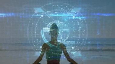 Sahilde meditasyon yapan, fütüristik veri görselleştirmesini kapsayan animasyonu olan kişi. Meditasyon, sağlık, dijital, gelecek, teknoloji, rahatlama