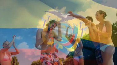 Mayo giymiş, Ekvador bayrağı kaplamalı arkadaşlarının animasyonu, açık havada kutlama. Festival, kutlama, arkadaşlık, yaz, çok kültürlü, pozitiflik