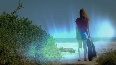 Plaj yolunda duran, parlayan ışık efektiyle okyanus animasyonunu izleyen bir kadın. Doğa, gözlem, dinginlik, sükunet, sahil