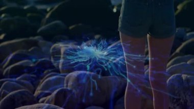 Mavi enerji animasyonuyla okyanusun kenarında duran kişi dışarıya doğru yayılıyor. Doğa, dalgalar, parıltı, parlaklık, etki, fantezi