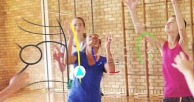 Okulun spor salonunda çocuklar, performans ölçümlerinin animasyonuyla basketbol oynuyorlar. Spor, atletizm, oyun, takım çalışması, fiziksel aktivite, egzersiz