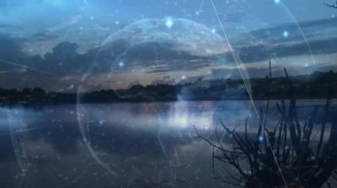 Dijital küre ve veriler, alacakaranlıkta sakin göl manzarasının üzerinde animasyon olduğunu gösteriyor. Teknoloji, yenilik, dinginlik, bağlantı, fütüristik, ağ
