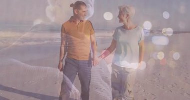 Kumsalda yürümek, neşeli anıların canlandırmasıyla el ele tutuşmak. Romantizm, eğlence, mutluluk, deniz kenarı, nostalji