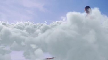 Rüya gibi bir animasyon yaratmak, gerçeküstü okul atmosferinde bulutların üzerinde duran bir çocuk. Fantezi, hayal gücü, rüya gibi, tuhaf, ruhani, çocukluk.