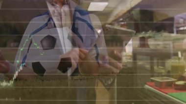 Tablet ve futbol topuyla etkileşen insanların borsa grafik animasyonu. Finans, ticaret, yatırım, takım çalışması, teknoloji, uygulama