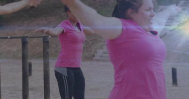 Açık havada egzersiz yapan, parkta dijital ışık animasyonu yapan kadınlar. Fitness, teknoloji, egzersiz, egzersiz, spor