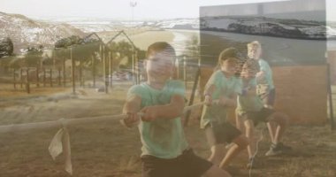 Okulda, çocuklar plaj ve okyanus dalgalarının animasyonuyla römorkör oynuyorlar. Takım çalışması, rekabet, eğlence, işbirliği, açık hava, aktif
