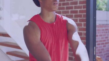 Uzayan kol, üzerinde geometrik şekiller olan kırmızı gömlekli adam. Fitness, egzersiz, dijital, teknoloji, hareket, aktif