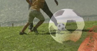 Futbol topu animasyonu eşliğinde çimenlerde futbol oynayan çocuklar. Spor, takım çalışması, boş zaman, açık hava, aktivite, rekabet