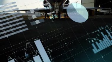 Finansal veriler ve dünya haritasıyla asfalt üzerindeki uçak animasyonu örtüyor. Havacılık, finans, küreselleşme, teknoloji, ekonomi, analiz