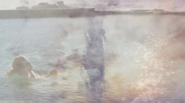 Soyut bulut desenleriyle okyanusta yüzen köpekbalığı animasyonu. Denizci, vahşi yaşam, su, deniz, doğa, yırtıcı