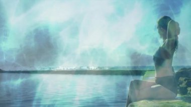Saçları ayarlamak, suyun kenarında oturan puslu atmosferi olan bir kadın. Rahatlama, huzur, tefekkür, doğa, sükunet, yansıma.