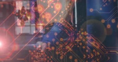 Modern ortamlarda akıllı telefon kullanan kişinin dijital devre modelinin animasyonu. Teknoloji, yenilik, bağlantı, fütüristik, yaşam tarzı, mobil