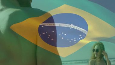 Brezilya bayrağı animasyonu plaj sahnesini mayo giyen biriyle örtüyor. Yaz, tatil, özgürlük, seyahat, okyanus, tropikal