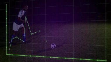 Sahadaki futbolcu, değişen veri grafik animasyon örtüsüyle sahada. Spor, veri analizi, teknoloji, atlet, performans, yarışma
