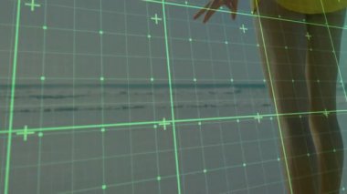 Bulutlu gökyüzüne karşı duran kişinin yeşil ızgara çizgilerini kaplayan animasyon. Teknoloji, sanal, fütüristik, dijital, ağ, arayüz