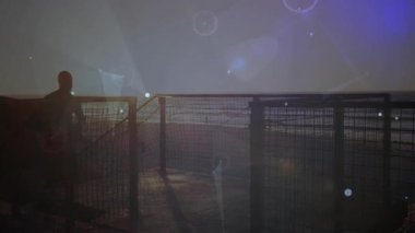 Sahilde koşan, arka planda dijital ağ animasyonu olan bir adam. Egzersiz, spor, koşu, açık hava, teknoloji, sağlıklı