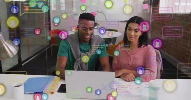 Masada iş birliği, sosyal medya ikonlarının animasyonlarıyla çevrili meslektaşlar. Eş çalışma, takım çalışması, dijital, ağ oluşturma, iletişim, ofis