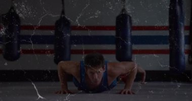 Şınav çekiyor, mavi kolsuz tişörtlü, spor salonunda animasyon kaplamalı bir adam. Fitness, egzersiz, egzersiz, şınav, güç, antrenman