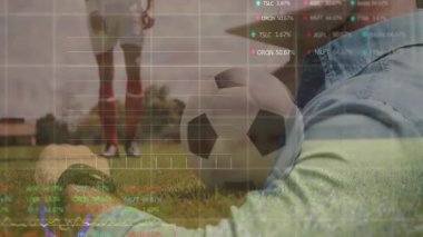 Futbol oyuncusu, borsa veri animasyonu ile sahada. Finans, spor, yatırım, ekonomi, dijital, sermaye