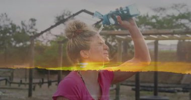 Üzerine su döken kadın, günbatımı manzaralı animasyon. Huzur, sükunet, doğa, çifte pozlama, rahatlama.