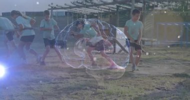 Açık havada koşmak, arka planda şeffaf beyin animasyonu olan çocuklar. Fitness, aktif, çocukluk, hayal gücü, yaratıcılık, egzersiz