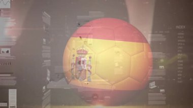 Arka planda veri işleme animasyonu olan futbol topunda İspanyol bayrağı. futbol, spor, amblem, teknoloji, dijital, analitik