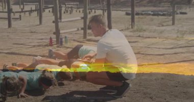 Çocuklar gün batımı manzara animasyonunda koçla dışarıda şınav çekiyorlar. Fitness, egzersiz, antrenman, koçluk, takım oluşturma, dayanıklılık