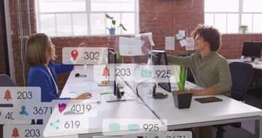 Ofiste, meslektaşlar sosyal medya bildirimlerinin animasyonuyla belgelerini değiş tokuş ediyorlar. İşbirliği, iletişim, işyeri, çoklu görev, iş, dijital