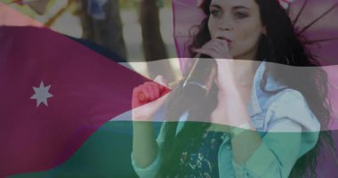 Şişeden içmek, şemsiyenin altında Jordan bayrağı animasyonuyla oturan bir kadın. Susuzluk, rahatlama, gevşeme, yaz, ulusal gurur, keyif